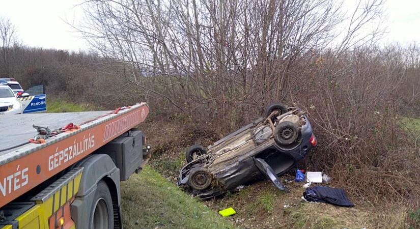 Árokba hajtott egy autó a 61-esen, Nagykanizsánál – frissítve!