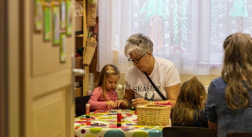 Szívmelengető programmal hozta össze a Vöröskereszt az ovisokat és az időseket