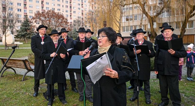 Fertálymesteri advent a Nemzedékek terén: kicsik és nagyok gyűltek össze