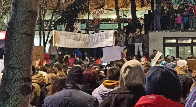 Egyetemisták gyűltek össze a Szerbiai Rádió és Televízió épülete előtt