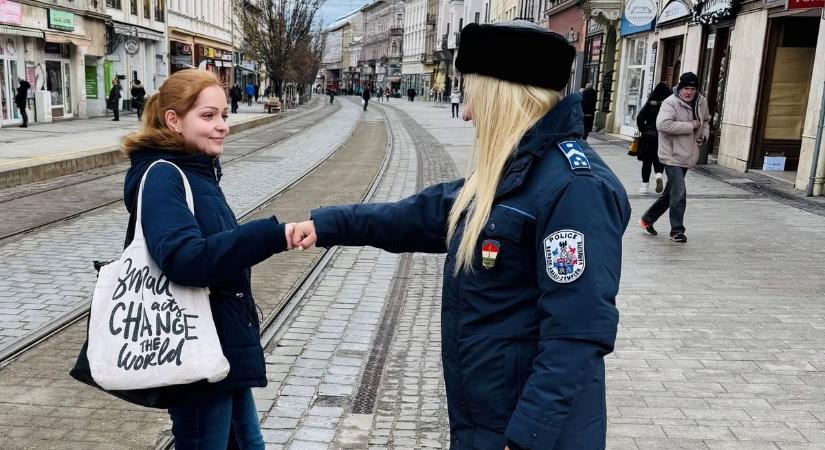 Sosem találja ki, mit osztogattak Miskolc belvárosában a rendőrök