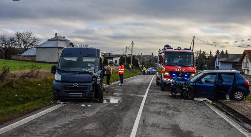 Személyautó és furgon ütközött, egy nő súlyosan megsérült