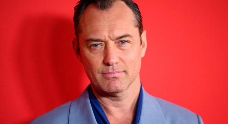 Jude Law csillagot kapott a Hollywoodi hírességek sétányán, így pózolt ritkán látott gyermekeivel