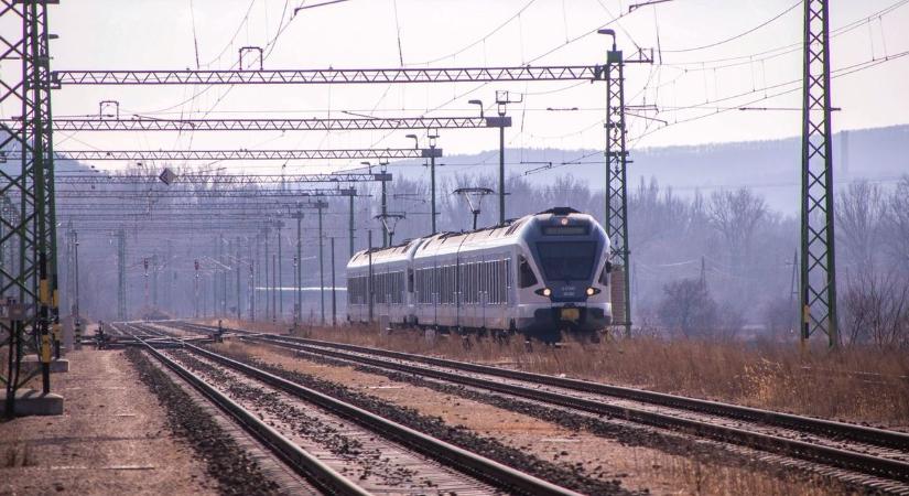 Mozdonycserére volt szükség, jelentős késéssel indult a szombathelyi IC