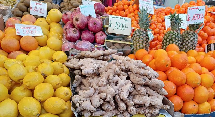 Minden van a Búza téren, csak bírjuk tárcával! Megnéztük, mennyibe kerül egy karácsony előtti bevásárlás