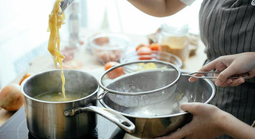 Kiderült: valójában így kell helyesen használni a tésztaszűrőt!