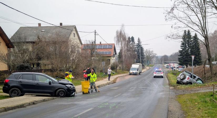 Autók ütköztek Zalaegerszegen, beszorult egy ember a roncsba - fotók