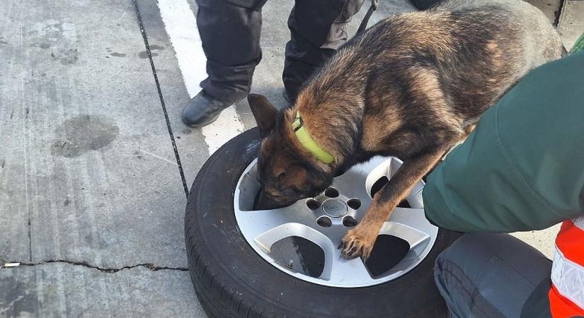 Purhabbal töltött kerékbe rejtették a kábítószert