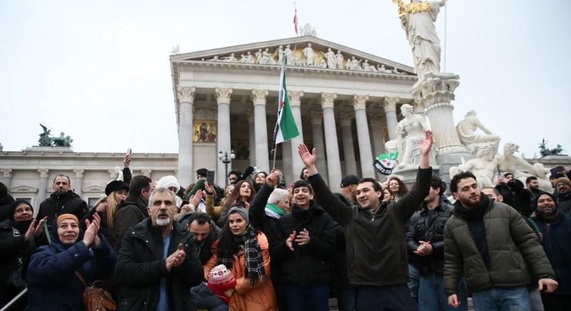 Ausztria ezer euró készpénzt ajánl a szír menekülteknek, ha hazamennek