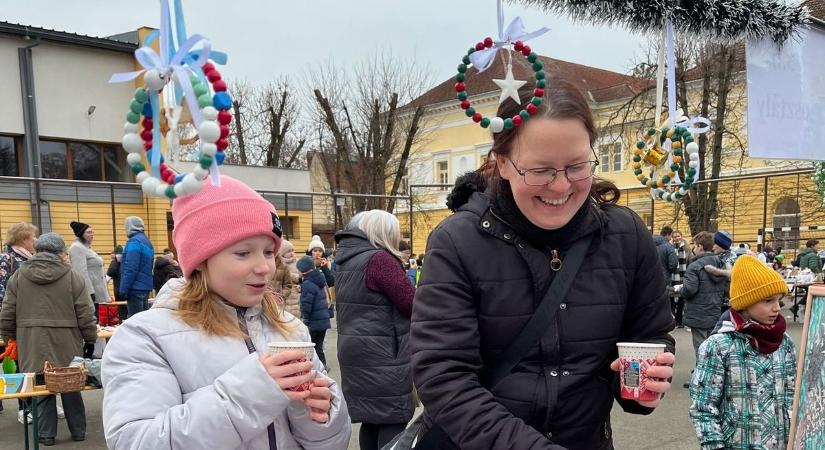 Vásári forgatag a reformátusok udvarán