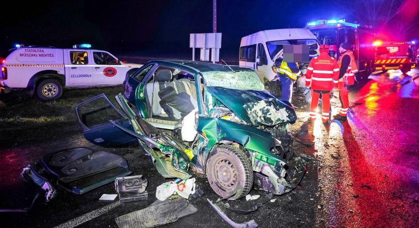 Tízen sérültek meg egy balesetben Nagysimonyinál - fotók, videó