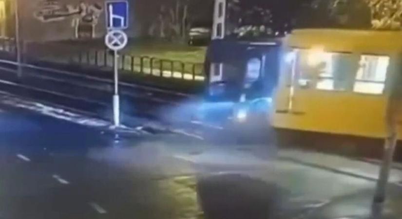 Borzasztó karambol: egy buszsofőr kirepült az ablakon (VIDEÓ)