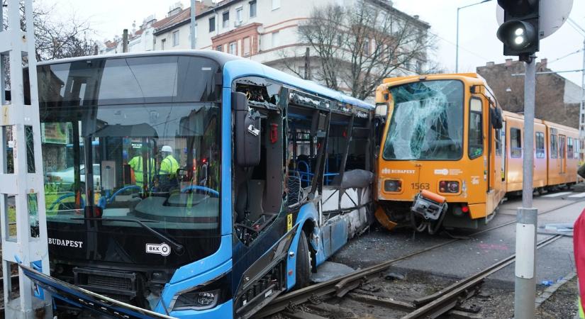 Megdöbbentő videón a zuglói baleset, amelyben egy busz és egy villamos ütközött