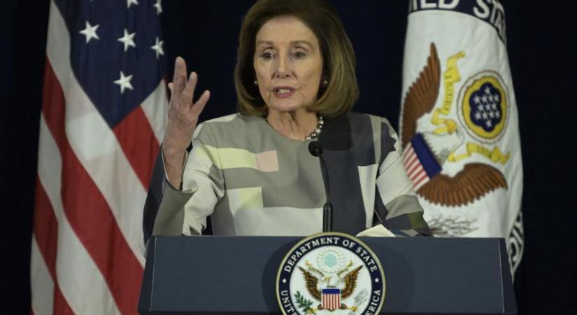 Nancy Pelosi megsérült, amikor luxemburgi látogatásán leesett egy lépcsőn