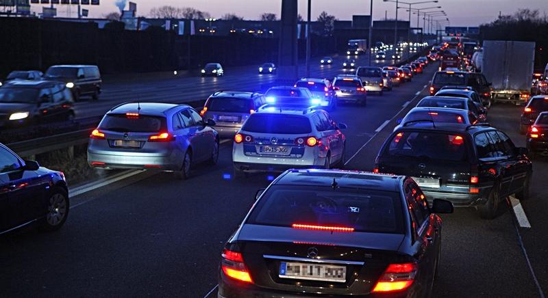 Baleset miatt lezárták a főutat: hatalmas a torlódás