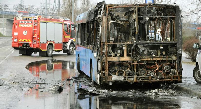 Kigyulladt egy busz Budapesten  videó