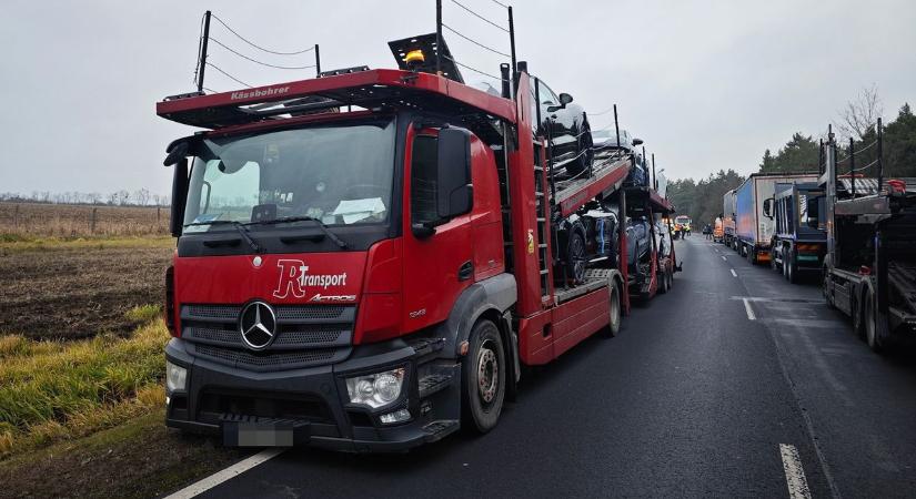 Méregdrága luxusautók törtek össze a 86-oson történt balesetben - fotók