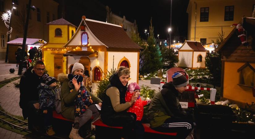 Elromlott az adventi kisvasút Debrecen belvárosában