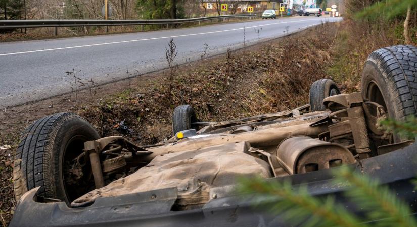 A tetejére borult egy gépkocsi a 3603-as úton: ez történt az utasával