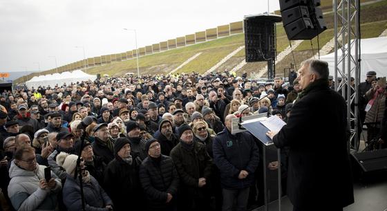 Orbán szerint egy útépítés a példa arra, hogy igaz lesz, amikor azt mondja, következő években „mindannyian léphetünk, nem egyet, hanem akár kettőt is előre”