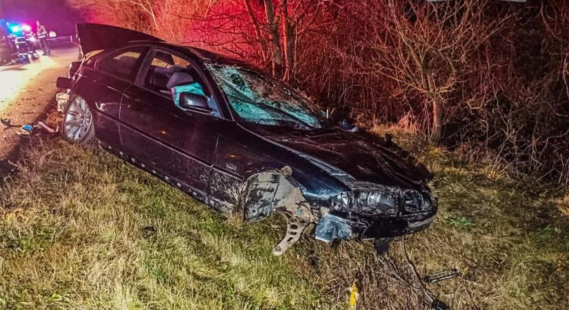 Megpördült és árokba borult BMW-jével a drogos sofőr, utasa szörnyethalt (FOTÓK)