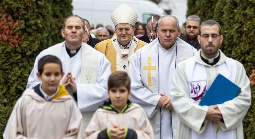 Erdő Péter áldotta meg a 100 éves tokodaltárói templomot fotók