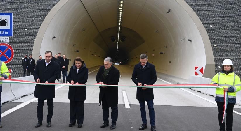 Fotókon az Orbán Viktor által átadott alagút és autópálya (Galéria)