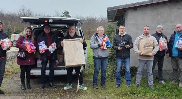 Bár Kiss Norbi éppen Ruandában vesz át díjat, kápolnai Macskaárvaházában gőzerővel zajlik a karácsonyi gyűjtés és fenyőfaültetés