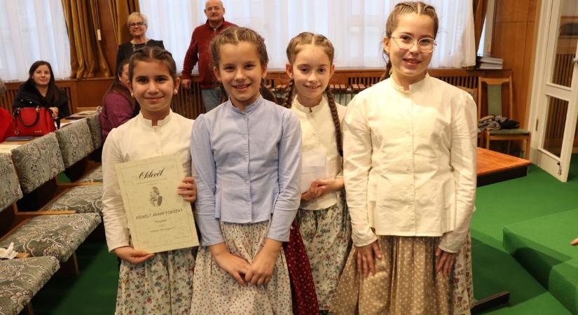 Népdalverseny Celldömölkön Pintyőkékkel és Bodzavirágokkal - kiemelkedő teljesítményekkel