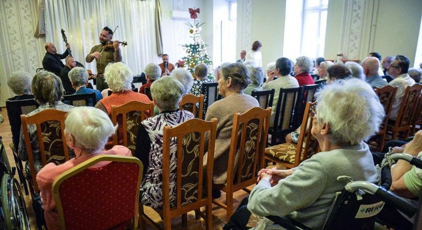 Kártyázás nem, nótázás annál inkább volt a gyöngyösi idősotthon karácsonyi koncertjén