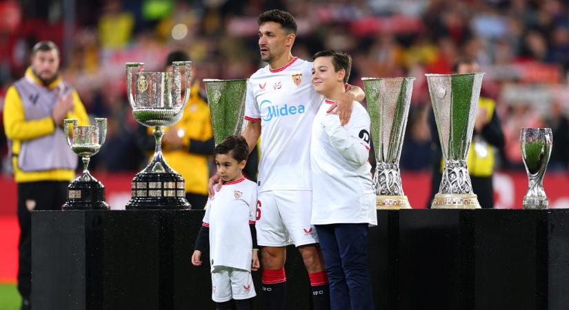 Zokogva búcsúzott a Sevilla legendája