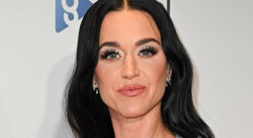 Katy Perry kivágott, csillogó ruhában pózolt: irtó szexi a 40 éves énekesnő stílusa