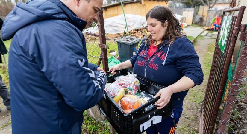 Karácsonyi ételosztás: a szemesi rászorulóknak szereztek örömet