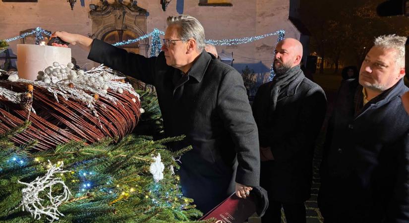 Advent: Vejkey Imre gyújtotta meg Alsóvároson a harmadik gyertyát