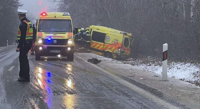 Egy mentőautó hajtott az árokba a latyakos útról, többen is megsérültek