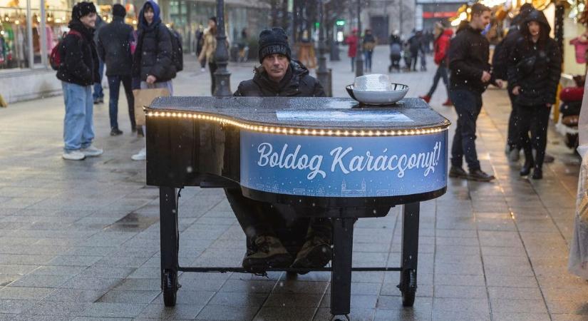 Láttátok a guruló zongorát a debreceni adventi vásárban? – videóval