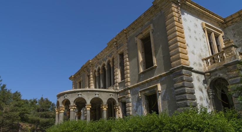 Egy elhagyatott villában álló agyagszobrok ezreire bukkant egy városi felfedező