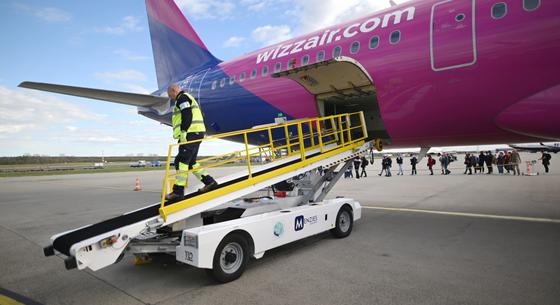 Engedély nélkül szálltak fel az utasok a Wizz Air gépére Budapesten, a rendőröknek kellett leszállítaniuk őket