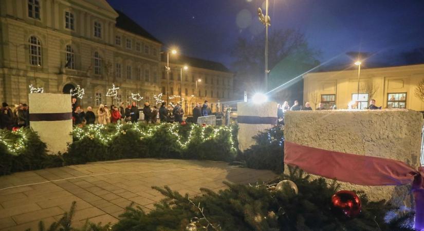 Fellobbant a harmadik gyertyaláng is Szombathely adventi koszorúján - fotók