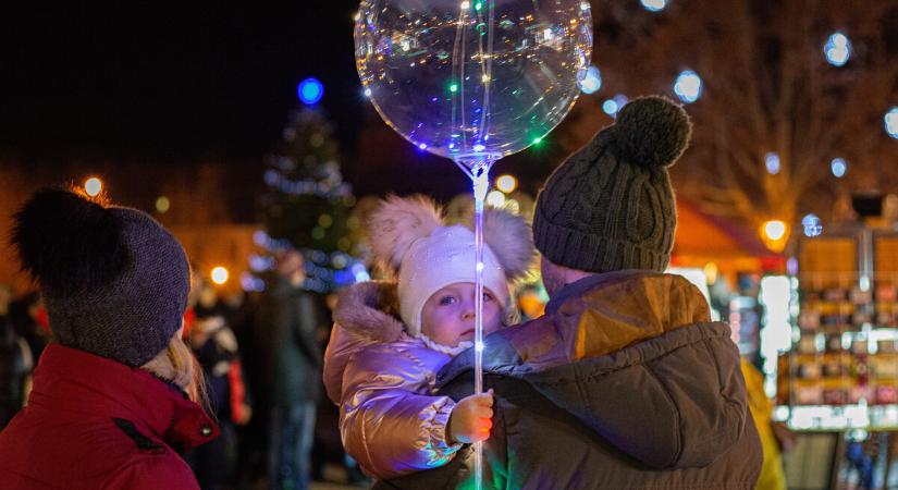 Folytatódott a forgatag az Erzsébet téren