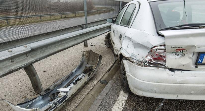 Súlyos baleset az autópályán! Teljes útzár mellett mentenek