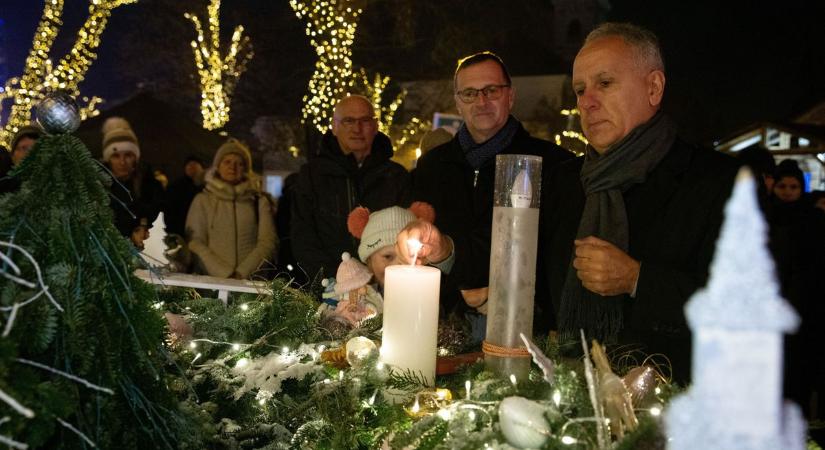 A harmadik láng is ég a kecskeméti adventi gyertyán – galériával