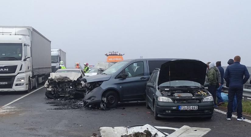 Tömegbaleset miatt teljesen lezárták az M6-os autópályát Budapest felé