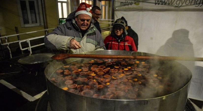 Hatszáz liter forralt bor került a boszorkányos bögrékbe Gyöngyöstarjánban