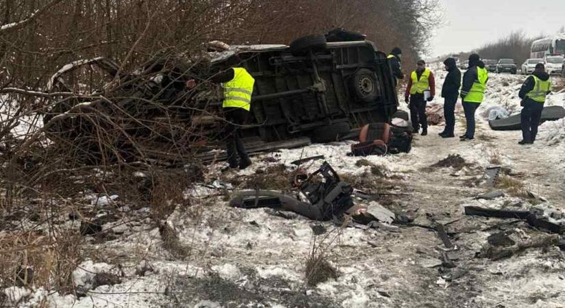 Hármas karambol Lemberg közelében: sok a halott és sebesült (fotók)