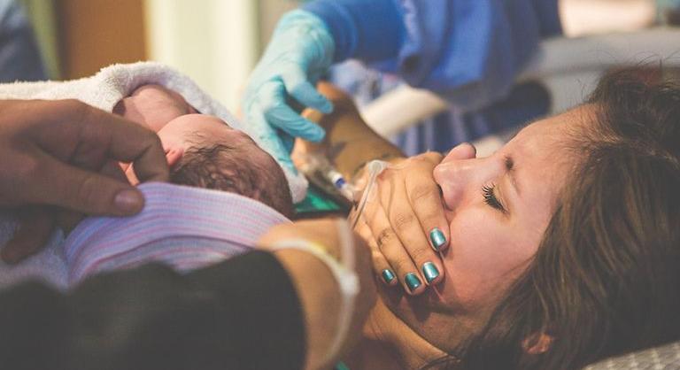 Nők mesélték el, milyen fájdalomcsillapítás nélkül szülni