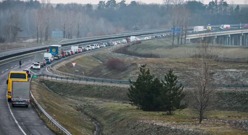 Tömegbaleset az M6-os autópályán, 9 jármű érintett