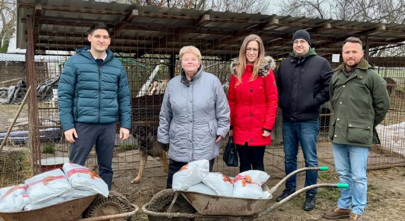 Adományt vitt az állatoknak a Fidesz-KDNP