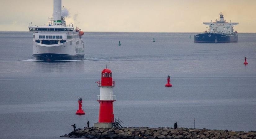 Videón, ahogy kettétörik és elsüllyed két orosz tankerhajó