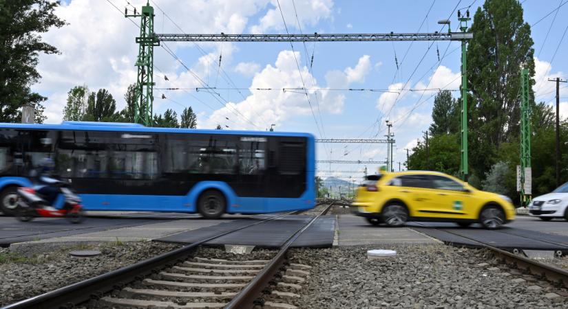 Életmentő újítás érkezik a vasúti átjárókba